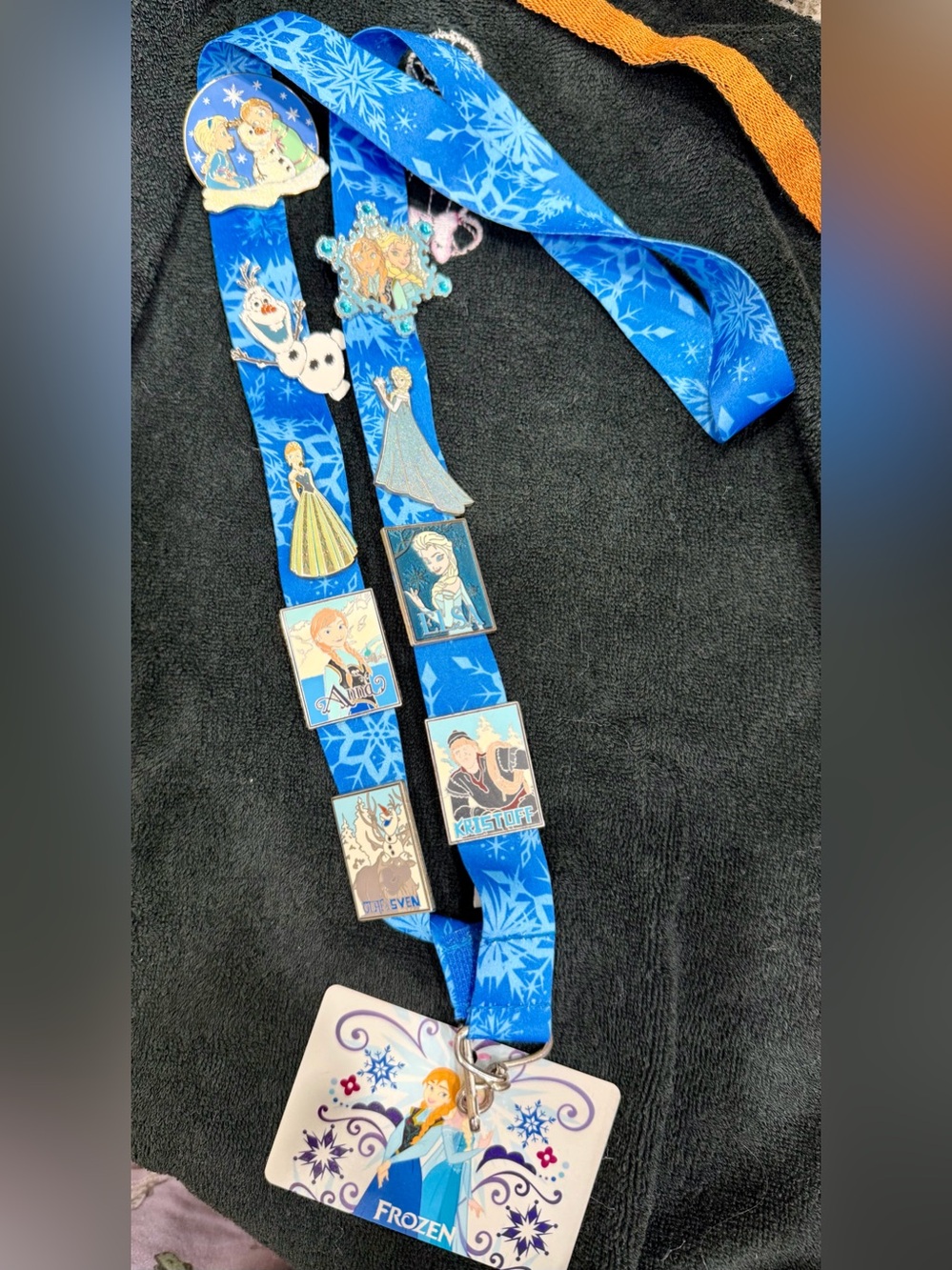Disney FROZEN Lanyard 9 Pins, Starter Set w Olaf One Foot Anna Coronation Elsa